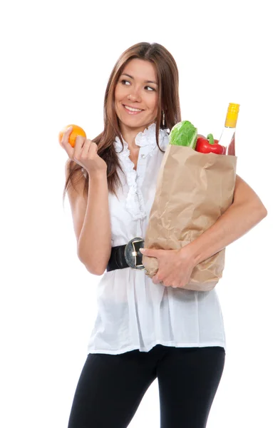 Счастливый молодая женщина, держащая корзина с продуктами — стоковое фото