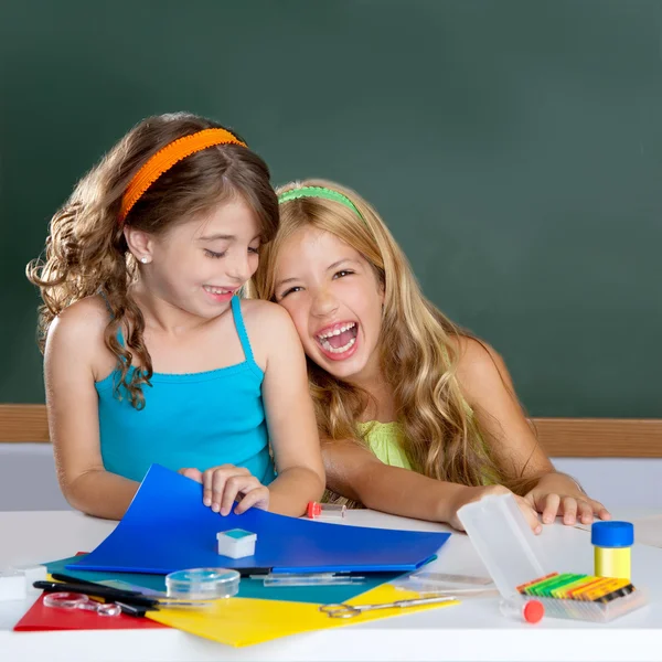Счастливые смеющиеся девочки студента детей в школьном классе — стоковое фото