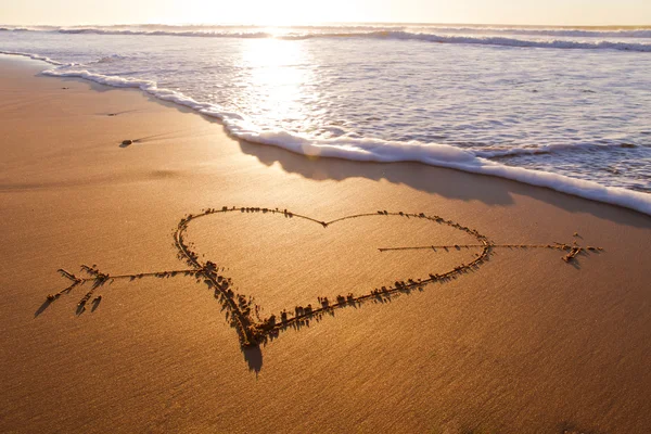 Сердце обращено на песке — стоковое фото