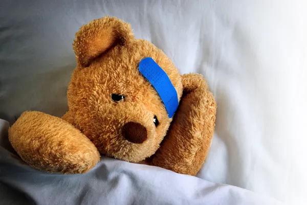 Больной teddy — стоковое фото