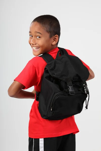 Веселая Школа мальчик с рюкзак — стоковое фото