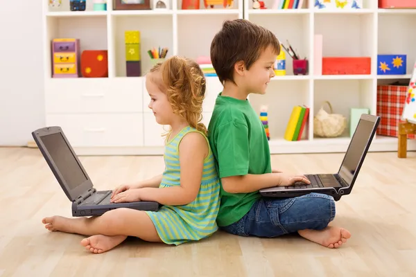 Дети с Ноутбуки - Компьютерное поколение — стоковое фото