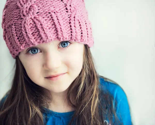 Очаровательны улыбается ребенка девушка в розовых шапка — стоковое фото