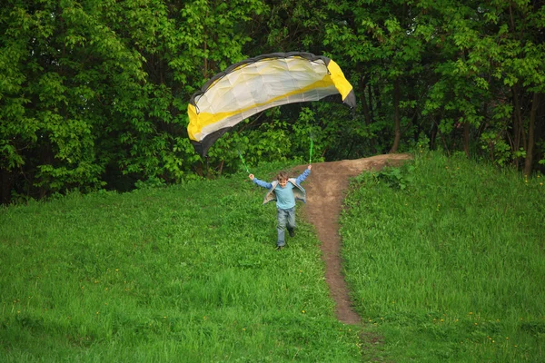 Мальчик начинает летать — стоковое фото