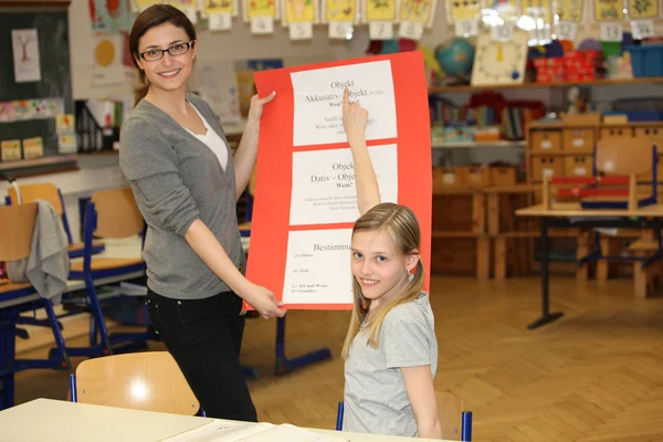 Немецкий образование - учитель и ученик в классе — стоковое фото