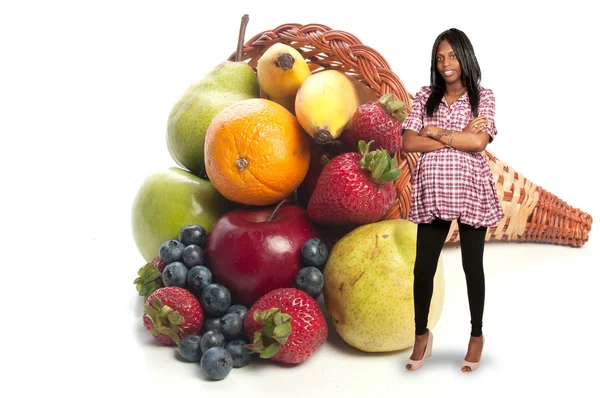 Черная женщина с ассорти из фруктов — стоковое фото