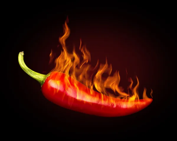 Красный острый перец Чили на черном фоне с пламенем — стоковое фото