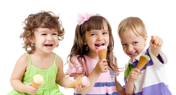 Группа счастливые дети с мороженым в студии изолированные — стоковое фото