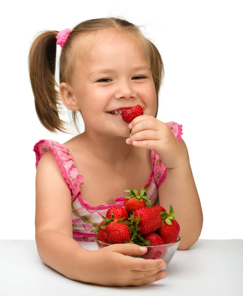 Счастливый маленькая девочка ест клубнику — стоковое фото