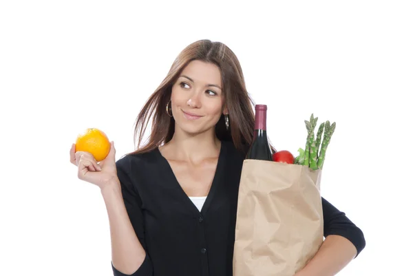 Женщина, держащая торговый мешок полный вегетарианские продукты — стоковое фото