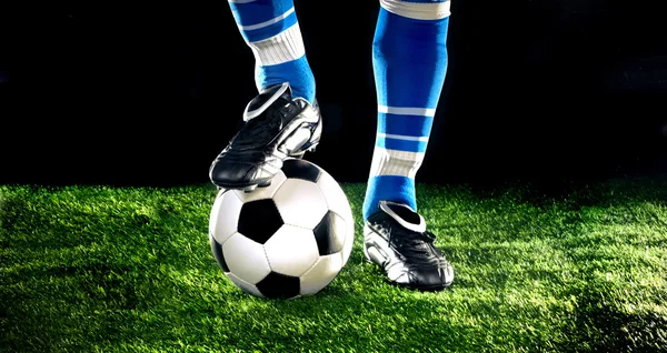 Футбольный мяч ногами — стоковое фото