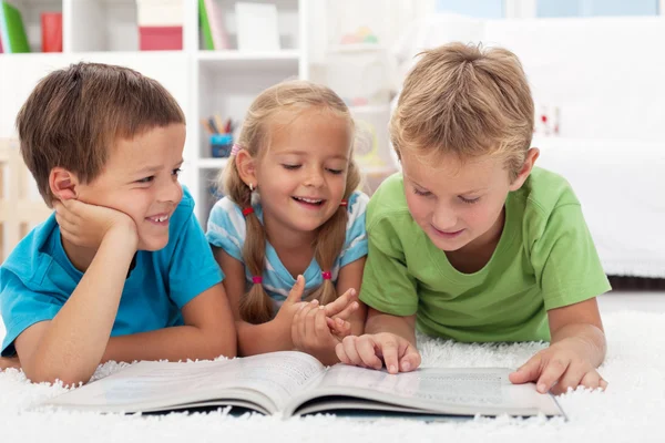 Дети с удовольствием читать — стоковое фото