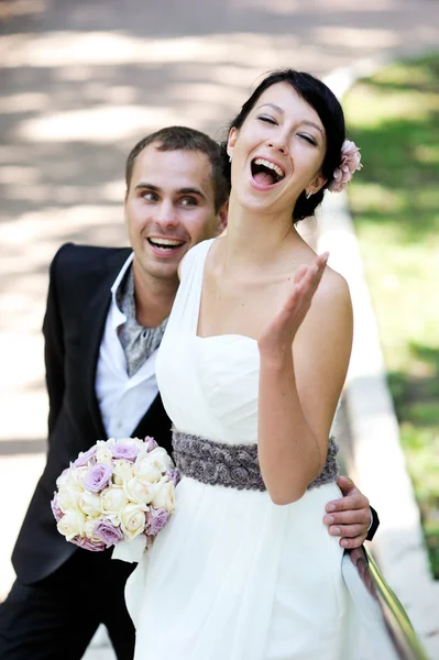 Счастливые жених и невеста, наслаждаясь их день свадьбы — стоковое фото