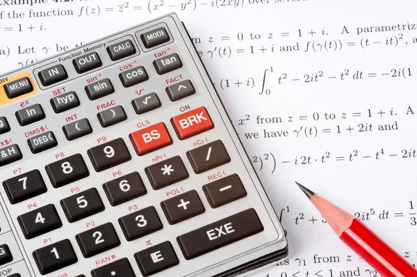 Научный калькулятор рядом с математика — стоковое фото