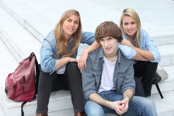 Трое подростков друзей сидел на шагах — стоковое фото