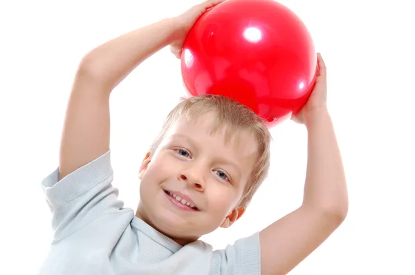 Активный ребенок с мячом — стоковое фото