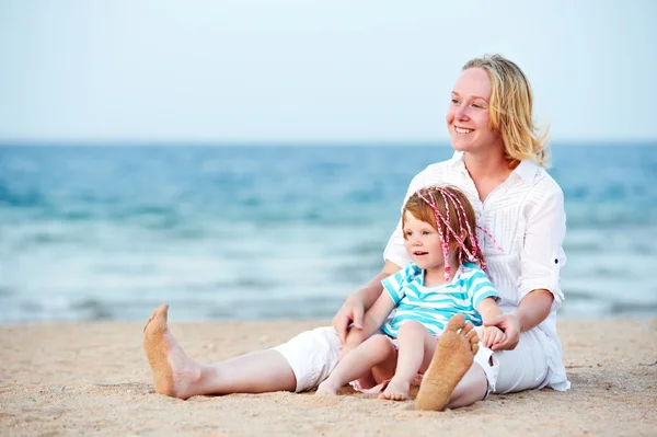 Женщина и ребенок на море пляж — стоковое фото