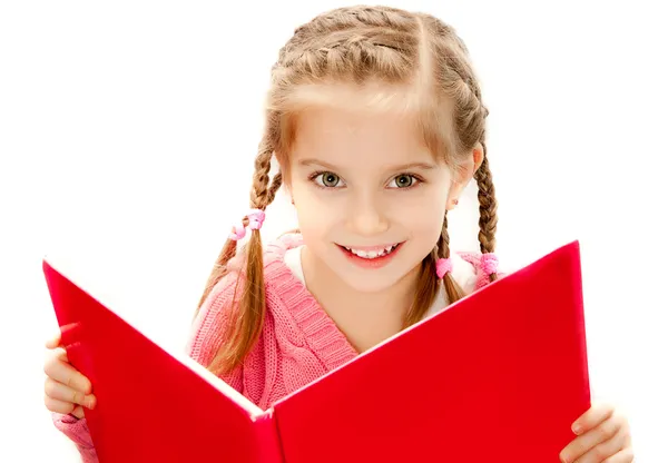 Маленькая девочка, читающая книгу — стоковое фото