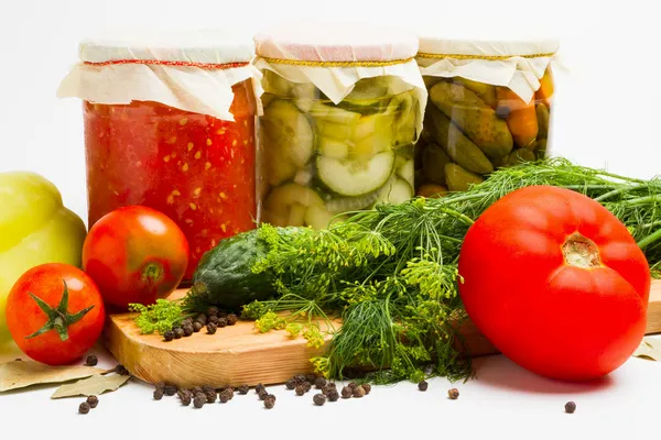 Банки с маринованными овощами. маринованные огурцы, помидоры, цуккини — стоковое фото