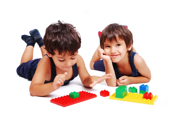 Дети играют с кубами в белых изолированное пространство — стоковое фото