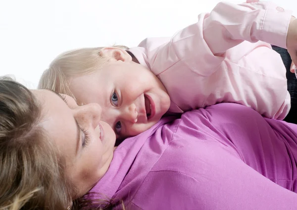 Картина счастливой матери с ребенком по белому — стоковое фото