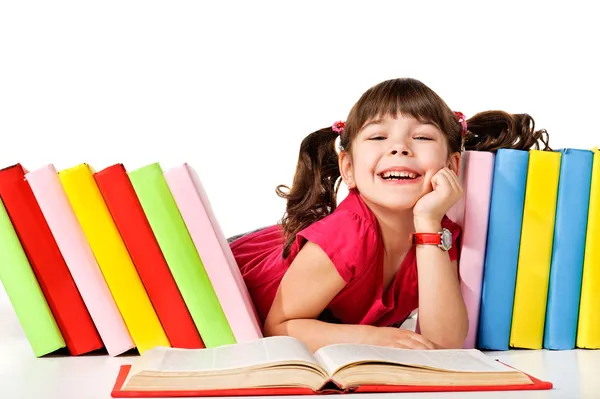 Счастливый маленькая девочка, читая книгу на полу — стоковое фото