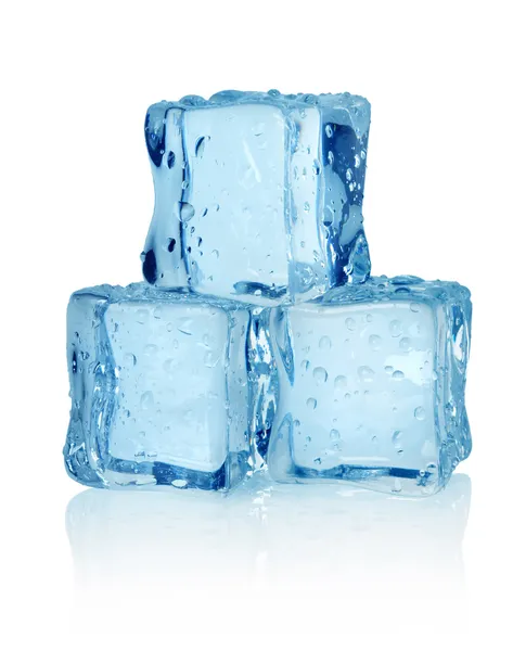 Три кубика льда изолированные — стоковое фото