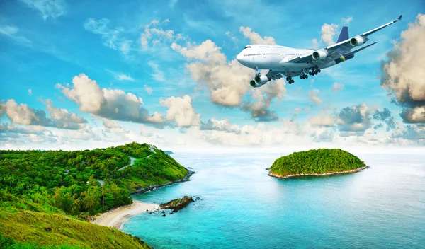 Реактивный самолет на тропический остров — стоковое фото