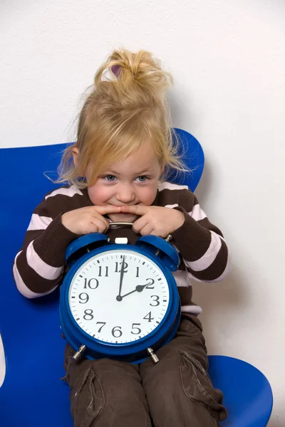 Ребенок с часы на летнее время, как символ — стоковое фото