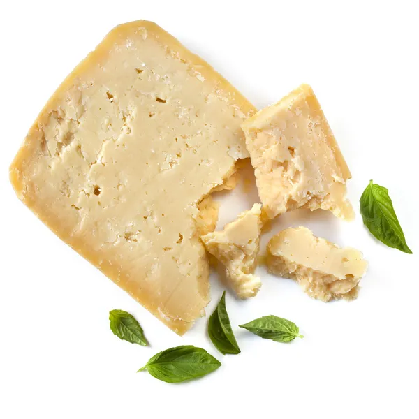 Сыр пармезан с базиликом листья изолированных — стоковое фото