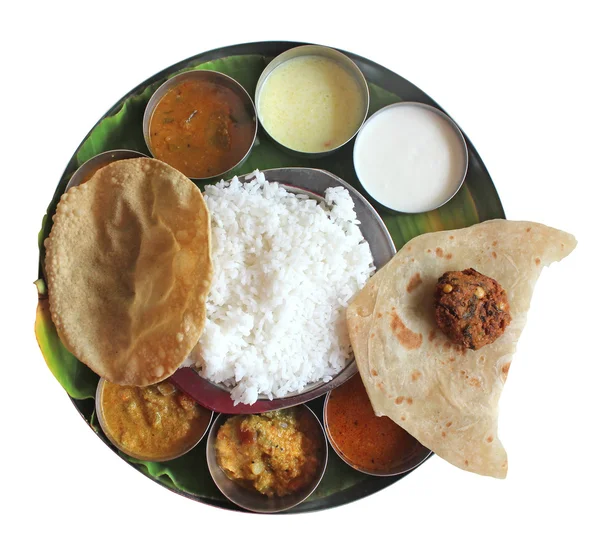 Обед Южной индийской плиты на банановом листе на белом — стоковое фото