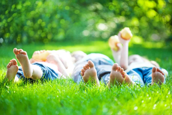 Детские ноги в зеленой траве — стоковое фото