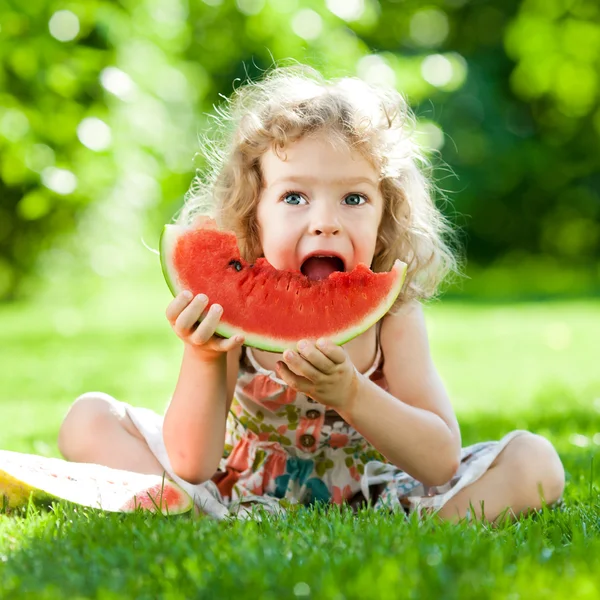 Картинка дети едят фрукты