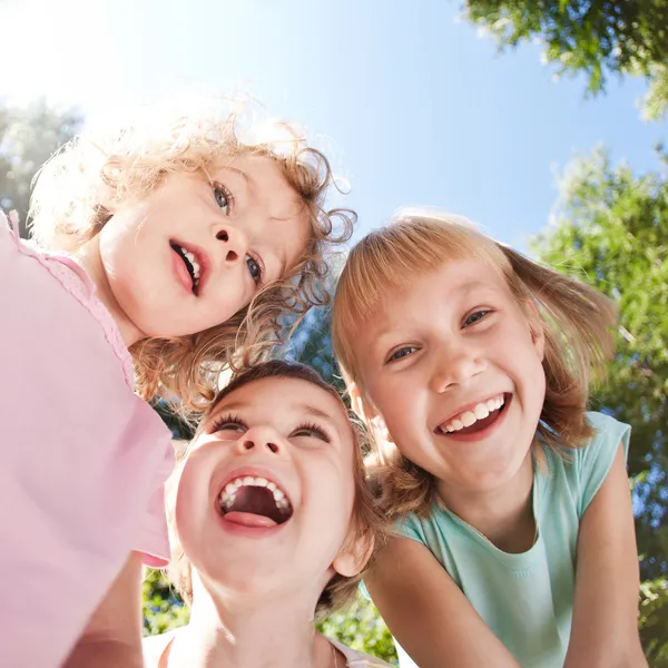 Счастливые дети, весело проводящие время — стоковое фото