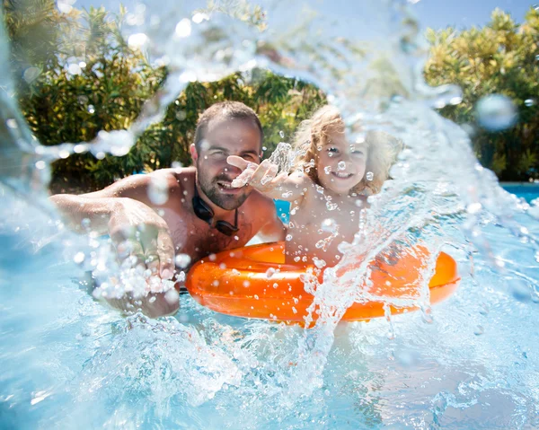 Ребенок с отцом в бассейне — стоковое фото