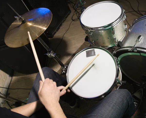 Барабанщик, играя drumset — стоковое фото