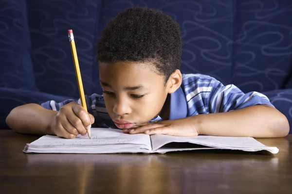 Мальчик, делающий домашнюю работу — стоковое фото