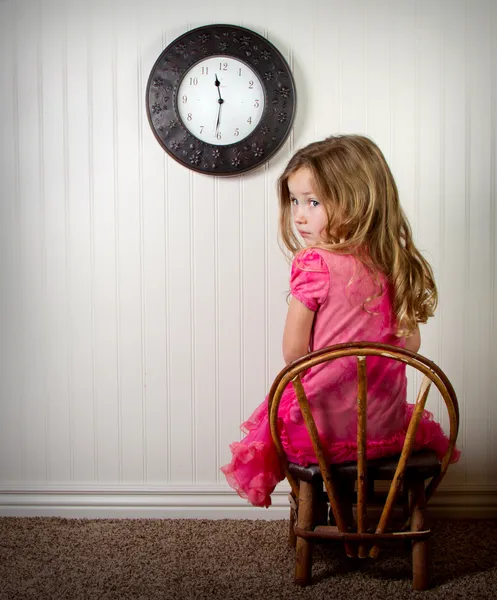 Маленькая девочка в времени ожидания или в беде глядя — стоковое фото