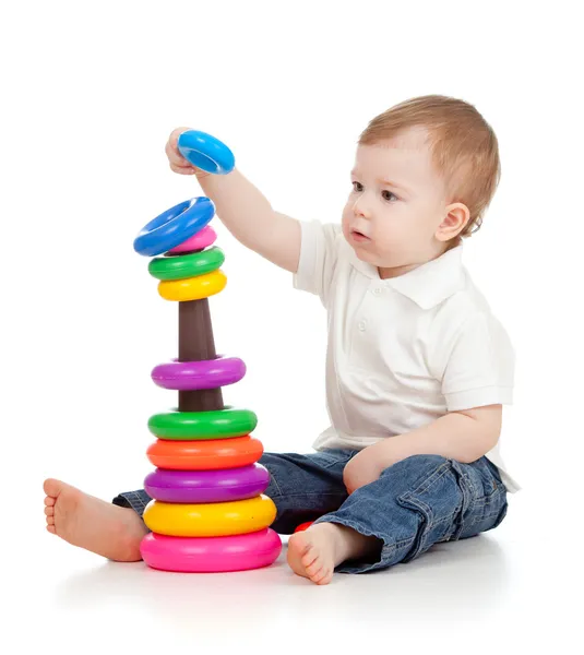 Ребенок, играя с цветом пирамидку — стоковое фото