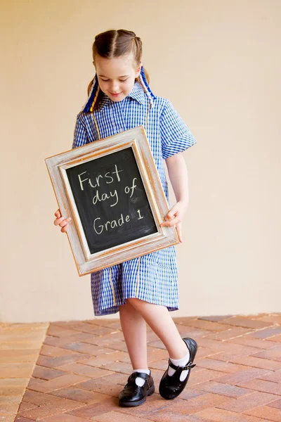 Девушка на первый день в школе — стоковое фото