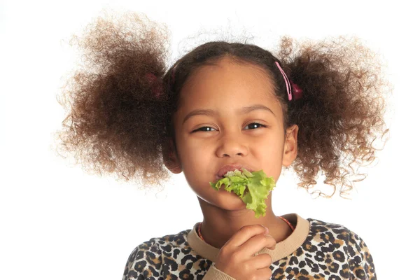 Красивый ребенок азиатских черный афро-американский ребенок ест салат я — стоковое фото