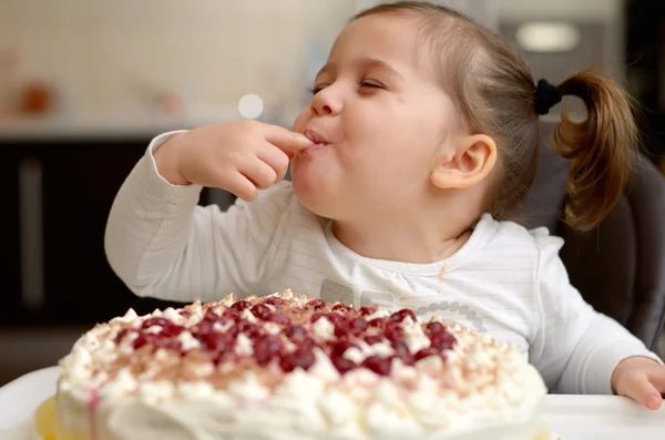 Милая маленькая девочка ест торт — стоковое фото