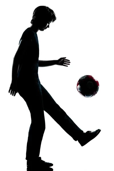 Один молодой подросток мальчик или девочка силуэт жонглирование footba футбол — стоковое фото