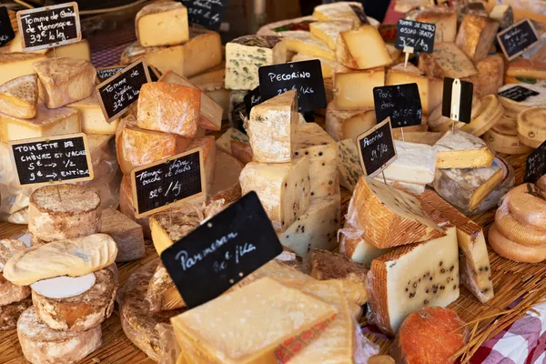 Французский сыр на рынке Прованс — стоковое фото