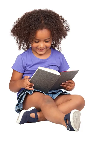 Студент маленькая девочка, чтение с книгой — стоковое фото