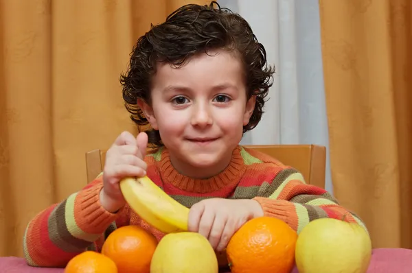 Ребенок, едящий фрукты — стоковое фото