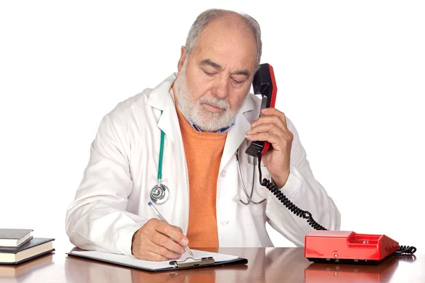 Семейный врач разговаривает по телефону — стоковое фото