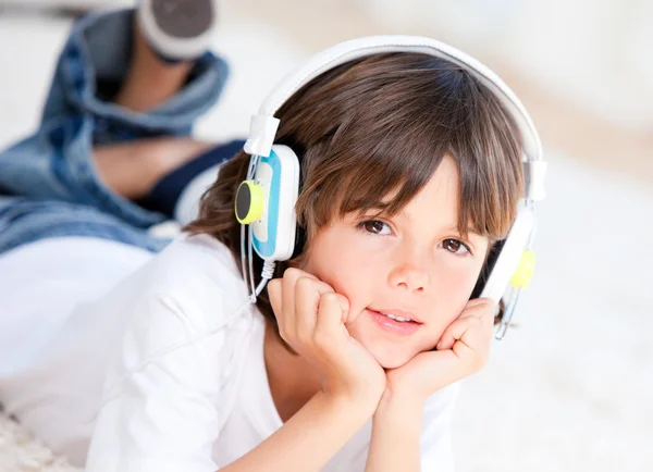 Liitle мальчик listenning музыки — стоковое фото