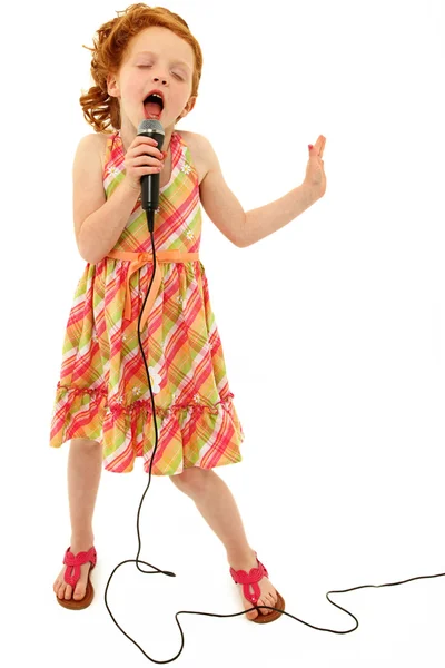 Очаровательны детей петь в микрофон — стоковое фото
