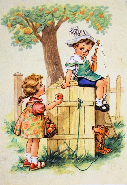 Девушка протягивает яблоко на мальчика, который сидит на дом собаки — стоковое фото